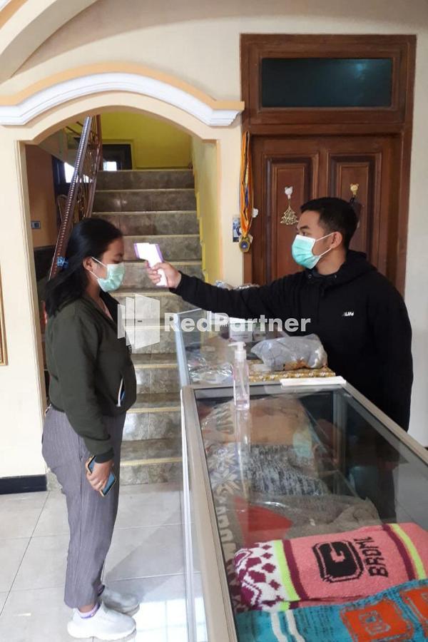 Bromo Indah Lestari Homestay Mitra Reddoorz パスルアン エクステリア 写真