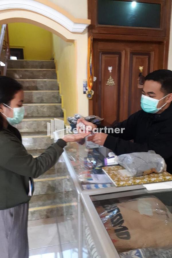 Bromo Indah Lestari Homestay Mitra Reddoorz パスルアン エクステリア 写真